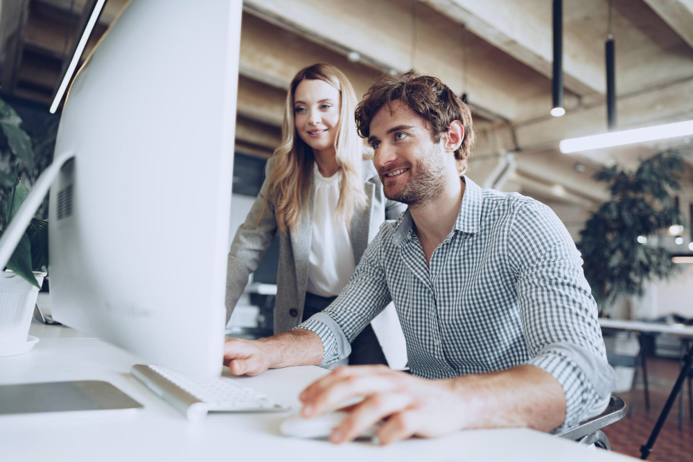 L'analyse émotionnelle et l'IA apportent une vraie valeur à vos enquêtes Data analysts qui utilise le logiciel d'enquête R3m Score