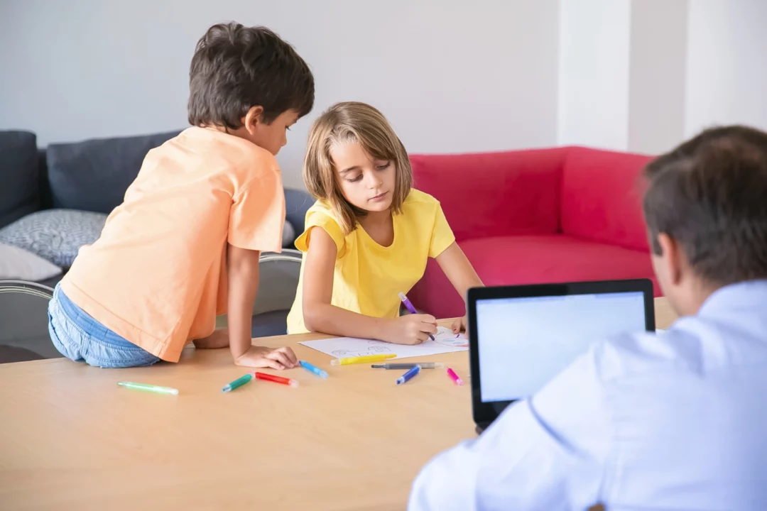 Enfants répondant à une questionnaire d'analyse émotionnelle pour un test produit