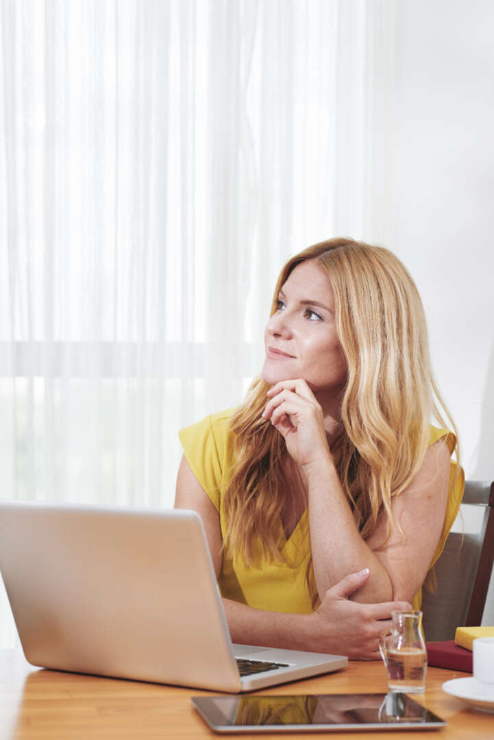 faq-logiciel-enquete Chercheuse d'un institut de sondage qui se pose des questions sur le logiciel d'enquêtes R3mScore