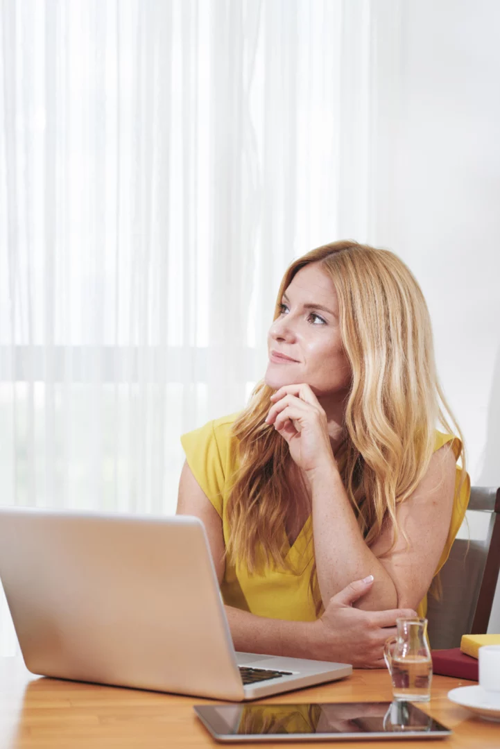 faq-logiciel-enquete Chercheuse d'un institut de sondage qui se pose des questions sur le logiciel d'enquêtes R3mScore