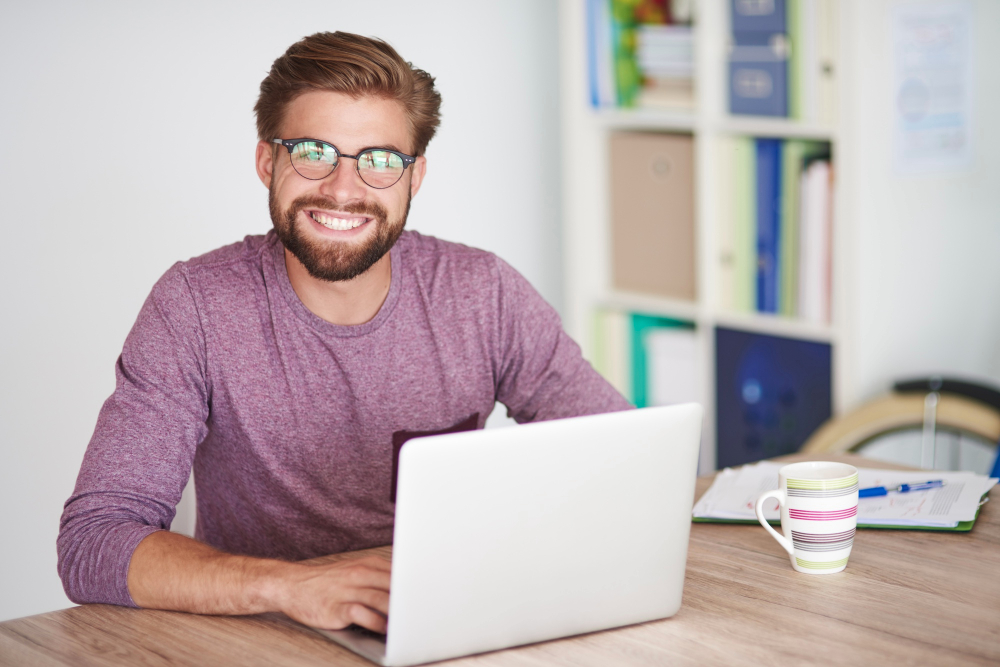 Concevez les meilleures enquêtes et analysez les réponses facilement Un marketing manager qui conçoit un questionnaire d'enquête en ligne